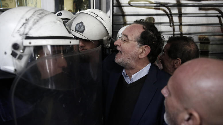 «Ντου» Λαφαζάνη και «Δεν πληρώνω» στην ΓΣ των συμβολαιογράφων για τους πλειστηριασμούς (βίντεο)